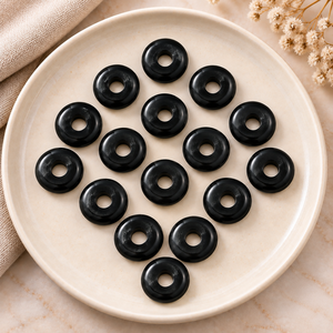 Colgante de Ónix Negro Liso en Forma de Donut de 15mm, Gema para Sanación con Cristales, Diseño de Energía Reiki para Fabricación de Joyas al por Mayor - Product Image 4