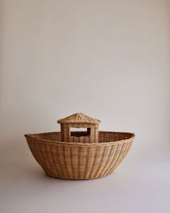 Bateau jouet unique en rotin pour enfant, artisanat en osier tressé à la main, décoration côtière pour chambre d'enfant, jouet artisanal durable - Product Image 2