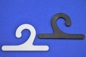 Cintre de qualité supérieure H49, crochet à vêtements, petit crochet en plastique 4,9 x 3 cm, cintre pour chaussettes, masques, pantalons, fabriqué au Vietnam - Product Image 2