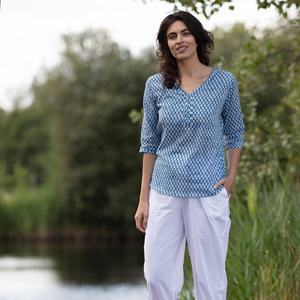 Haut KURTA mi-long style 11 blanc Ogee sur bleu vif, haut indien pour femme, haut en coton à col en V, manches courtes, cadeau pour elle - Product Image 5