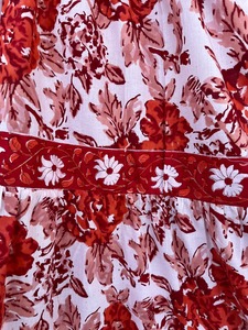 Robe longue en coton rouge à motifs floraux, imprimée à la main, avec bordures et ceinture en tissu, style bohème. - Product Image 6