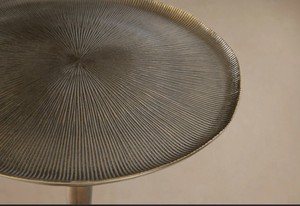 โต๊ะบาร์อะลูมิเนียมหล่อขึ้นรูปทรงหรูหรา ท็อปโต๊ะแบบถาดกว้าง ฐานทรงกระบอกเพรียวบาง ขาตั้งมั่นคง ดีไซน์ทันสมัย - Product Image 4