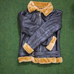 Chaqueta de cuero negro de vaca de primera calidad hecha a mano para hombre, con cuello de piel sintética, estilo shearling cálido, chaqueta bomber moderna personalizada. - Product Image 3