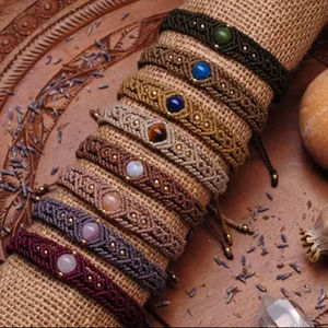 Ensemble de bracelets en macramé faits à la main avec boule de quartz, romantiques, ajustables, bijoux de guérison, cadeau - Product Image 1
