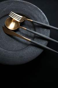 Ensemble de couverts à manches noires et finition dorée, style repas festif, mise en scène de table vibrante, choix de cadeau haut de gamme - Product Image 4