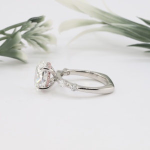 Anillo de Compromiso de Lujo en Oro Blanco con Diamante Ovalado Cultivado en Laboratorio, Halo Oculto Clásico y Piedras Laterales Marquise, Regalo de Aniversario de Bodas - Product Image 4