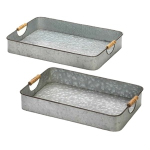 Bandeja de servir galvanizada con asa de madera para uso en cocina y mesa, ideal para servir delicias y postres. - Product Image 1