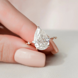 แหวนหมั้นเพชรทรงลูกแพร์สีโรสโกลด์ที่เพาะเลี้ยงในห้องปฏิบัติการ - Product Image 1