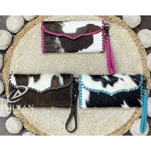 Pochette élégante rose en cuir de vachette véritable faite à la main pour femme, porte-cartes et porte-monnaie OEM en cuir véritable avec dragonne - Product Image 1