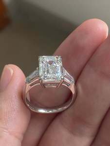 Bague de fiançailles et de mariage en moissanite de laboratoire Iced Jewelz de haute qualité, 5,90 carats, or rose 14 carats, taille émeraude, plaqué rhodium - Product Image 6