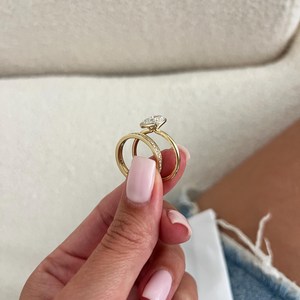 Ensemble de bagues de fiançailles minimalistes demi-serties avec diamant de laboratoire en forme de poire de 2 carats, or jaune UNIQUE, solitaire et alliance - Product Image 5