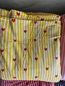 Tissu Popeline de Coton Peigné Léger, Respirant, Biologique et Écologique, Imprimé Cœur Jaune, pour Robes de Filles et Vêtements de Garçons - Product Image 3