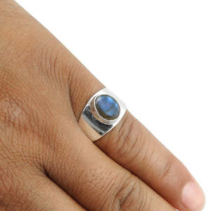 Anillo hecho a mano de plata de ley 925 con piedra preciosa de labradorita de corte ovalado, estilo bohemio, elegante banda de plata, joyería para él y para ella. - Product Image 2