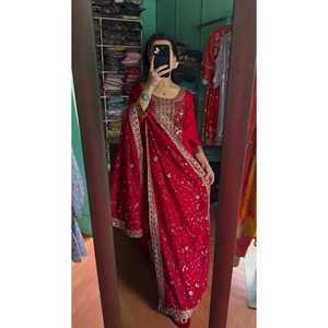 Conjunto de ropa de fiesta de diseñador para mujer Top Bottom Dupatta para un aspecto elegante - Product Image 4