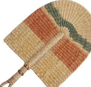 Abanico de mano ecológico de hierba marina tejida naturalmente con rayas verde oscuro y color óxido, abanico tradicional para refrescarse en verano y decorar. - Product Image 4
