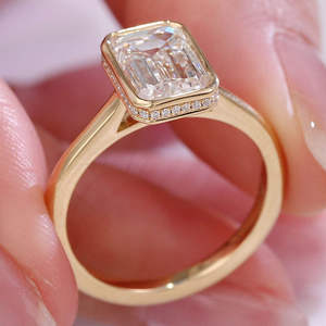แหวนเพชรทรงเอเมอรัลด์สั่งทำพิเศษ 4 กะรัต ชุบทอง 14k ได้รับการรับรองจาก IGI แหวนหมั้นและแต่งงานสุดหรูสำหรับผู้หญิง แบบฝังหนามเตย - Product Image 2