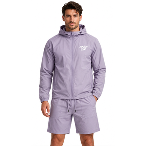 Conjunto de dos piezas para hombre: Chaqueta cortavientos de poliéster personalizada y pantalones cortos, atuendo ligero de estilo urbano con bordado de marca y cordones. - Product Image 3