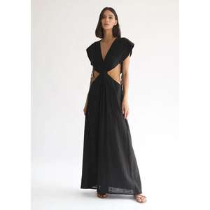 เดรสผ้าฝ้ายสีดำสำหรับผู้หญิง ทรงมิดิ คอวีลึก ตัดเย็บแบบโบโฮ ชายหาด เป็นมิตรกับสิ่งแวดล้อม ลายดอกไม้ พร้อมพู่ตกแต่ง - Product Image 1