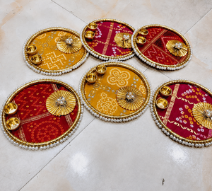 Ensemble de plats Roli Chawal pour Puja, Karwa Chauth et cadeaux de mariage, base en MDF avec tissu décoratif, ensemble de thali fait main - Product Image 2