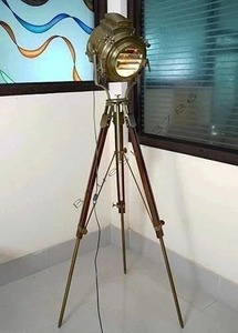 Projecteur de sol classique en laiton finition nautique antique avec trépied en bois - Product Image 6