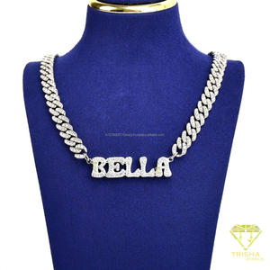 Collier pendentif personnalisé avec nom en diamant de laboratoire moderne, style lettres brillantes et chaîne cubaine. - Product Image 4