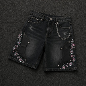 Shorts Bermuda Baggy Y2K en Jean Noir Délavé Crystal Shield pour Hommes avec Appliques en Cuir et Chaîne en Strass – Faible MOQ, Vente en Gros - Product Image 1