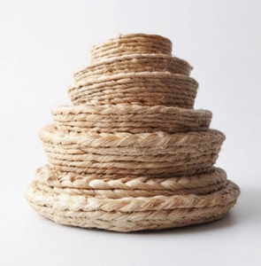 Poupée artisanale tissée à la main avec jupe violette, décoration bohème pour la maison, présentation sur table intérieure - Product Image 3