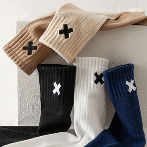 Chaussettes en coton brodées simples pour hommes, chaussettes mi-tube à haute élasticité - Product Image 2