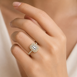 Bague de fiançailles en or 14 carats avec halo de diamants de laboratoire taille émeraude |   Bague de mariage en diamant pour femme |   Bijoux de Mariée Élégants en Cadeau - Product Image 3