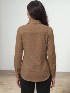 Robe décontractée d'été taupe texturée à motif floral, col rabattu, patte de boutonnage, manches longues régulières, ourlet incurvé - Product Image 2