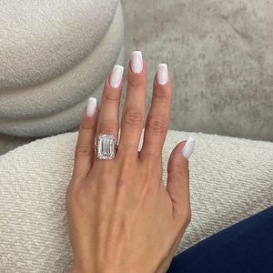 Bague de fiançailles en diamant de laboratoire taille émeraude 12 carats pour femme |   Bague de mariage solitaire avec halo caché certifiée IGI |   Or 18 carats - Product Image 2
