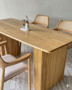 Juego de Mesa de Comedor con Pedestal Acanalado de Teca Sólida y Sillas de Ratán Tejidas a Mano para un Comedor de Lujo Minimalista Ideal para Apartamentos - Product Image 5