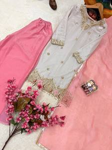 Ensemble Kurti Sharara Gharara brodé traditionnel rose et violet en crêpe de soie, tenue ethnique de créateur indienne et pakistanaise pour mariage - Product Image 3