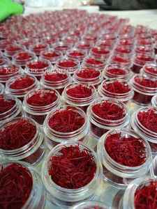 Azafrán Kashmiri Lacha Premium A+ con Fuerte Aroma, Estigmas Largos de Color Rojo Carmesí Oscuro y Estilo Amarillo/Naranja - Product Image 3