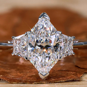 Anillo de Boda para Mujer de Oro Amarillo de 10K de Alta Calidad RB Gems, con Zirconia Certificada IGI, Estilo Religioso, con Piedras Agrupadas Cónicas y Bisel, Ideal para Fiestas - Product Image 1