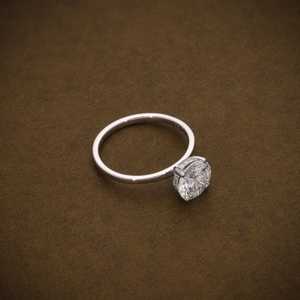 Bague de fiançailles solitaire en diamant de laboratoire rond brillant certifié IGI VVS2 avec diamants d'accentuation sous la galerie - Product Image 4