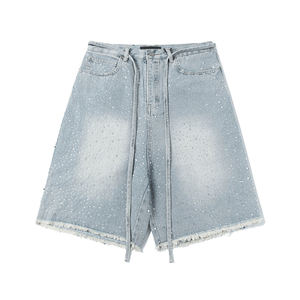 Shorts en jean pour homme à coupe droite, conçus pour un confort décontracté et à porter en été - Product Image 4