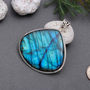 Pendentif artisanal en labradorite bleue et argent sterling 925, bijou en pierre naturelle, cadeau pour femme, design élégant - Product Image 1