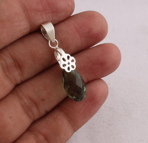 Colgante de Plata de Ley 925 con Engaste de Bisel Vintage, Gema de Cuarzo Peridoto, Joyería Unisex Hecha a Mano, Piedra de Nacimiento de Agosto - Product Image 2