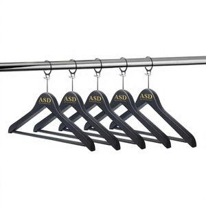 Perchas de madera para ropa con logotipo grabado, tipo gancho antideslizante para uso en armarios, estilo clásico - Product Image 1