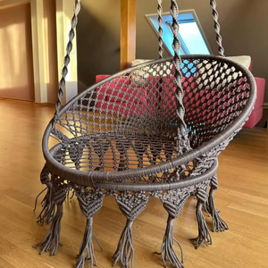 Fauteuil suspendu en macramé avec coussin en velours, chaise balançoire bohème pour intérieur et extérieur, hamac fait main - Product Image 1