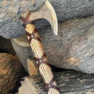 Hache Viking de qualité industrielle, style nordique, avec manche en bois gravé, lame en acier au carbone, hache décorative de collection, cadeau, objet de présentation - Product Image 4
