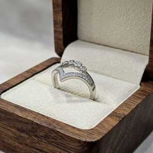 Bague pavée incurvée en moissanite taille ronde en forme de V, bande chevron, religieuse, en argent 925, cadeau de fiançailles, bijoux de fête - Product Image 3