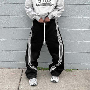 Pantalon de jogging en coton éponge personnalisé OEM pour homme, avec logo brodé, bordures latérales blanches peintes à la main, coupe évasée, style streetwear vintage - Product Image 4