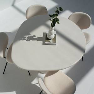 Table à manger en micro-béton Vandana Aureo Pebble avec un design sculpté moderne - Product Image 3