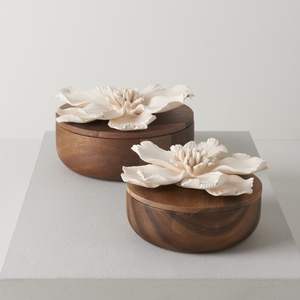 Boîte de service en bois haut de gamme pour chocolats avec couvercle foncé et motif floral blanc sculpté – Rangement élégant et moderne pour bonbons - Product Image 5