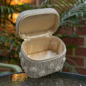 Colección de Bodas: Bolso de Noche de Lujo Hecho a Mano para Mujer con Bordado de Perlas y Pedrería, Diseño Indio Polki Dorado - Product Image 3