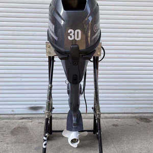 Moteur hors-bord marin 4 temps de 30 chevaux, cylindrée 497 cm³. Vitesse de rotation 5000-6000 tr/min. Hélice de bateau de pêche - Product Image 1