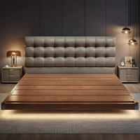 Leicht luxuriöses Hauptschlafzimmer-Doppelbett mit Kiefernholz und weicher Polsterung im modernen minimalistischen Design.