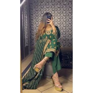 Conjunto de Traje XL para Fiesta con Bordado de Lentejuelas y Diamantes - Product Image 3